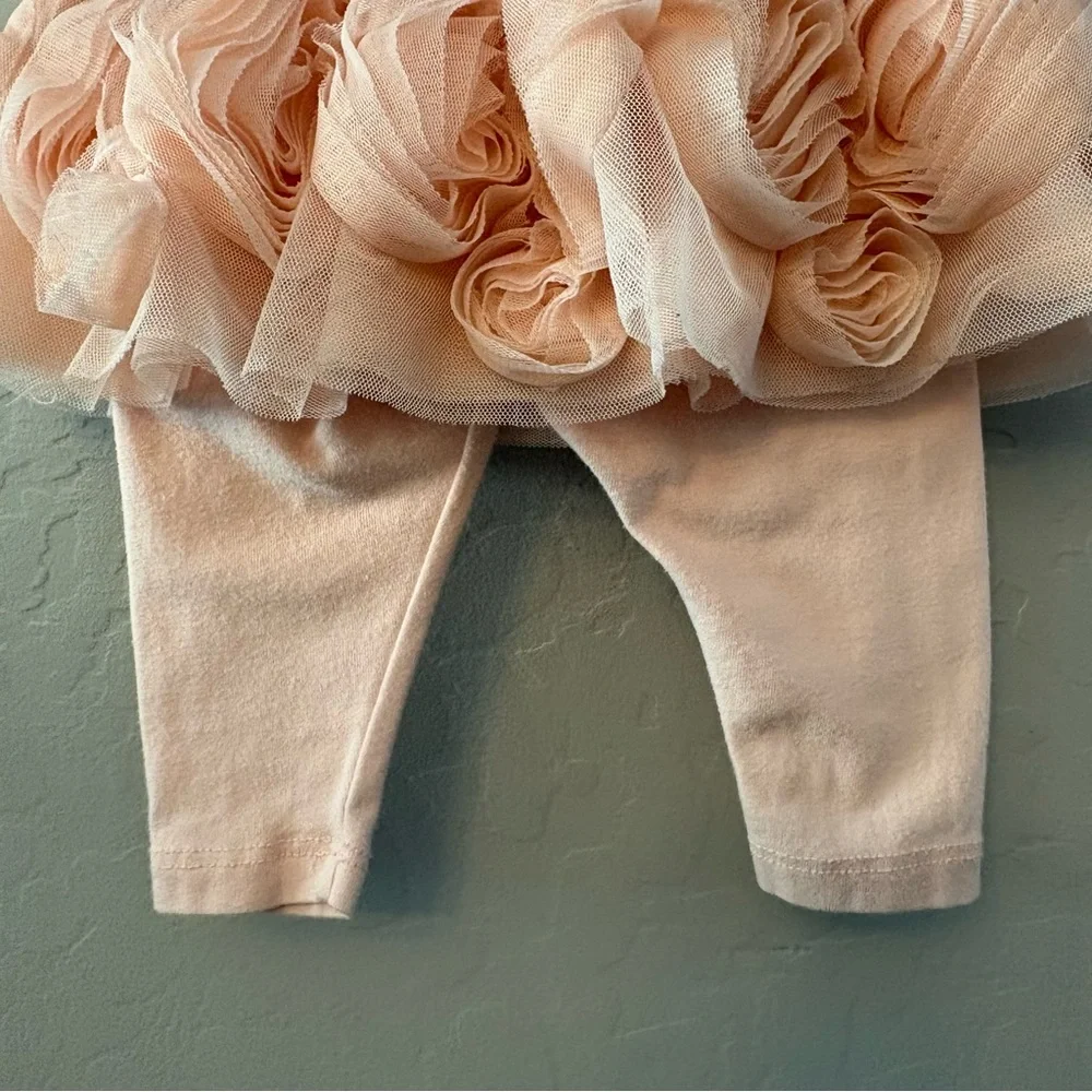 Baby gap light pink leggings with rosette tutu skirt size 0-3 months